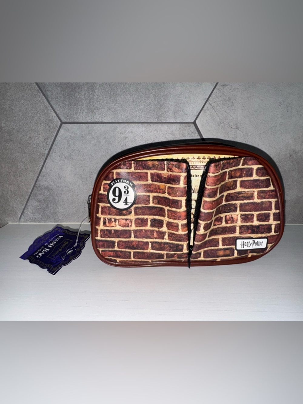NWT Mad Beauty Harry Potter Platform 9 3/4 Cosmetic Makeup Bag - Picture 2 of 14
